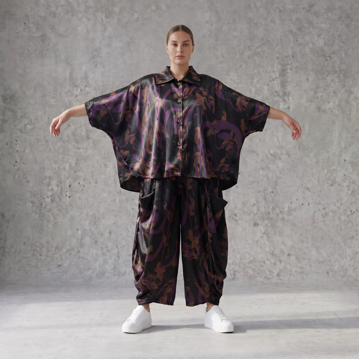 Ballonhose aus Satin in Schwarz/Violett/Braun mit abstraktem Printmuster und Elastikbund