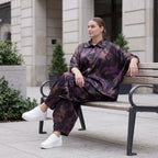 Ballonhose aus Satin in Schwarz/Violett/Braun mit abstraktem Printmuster und Elastikbund