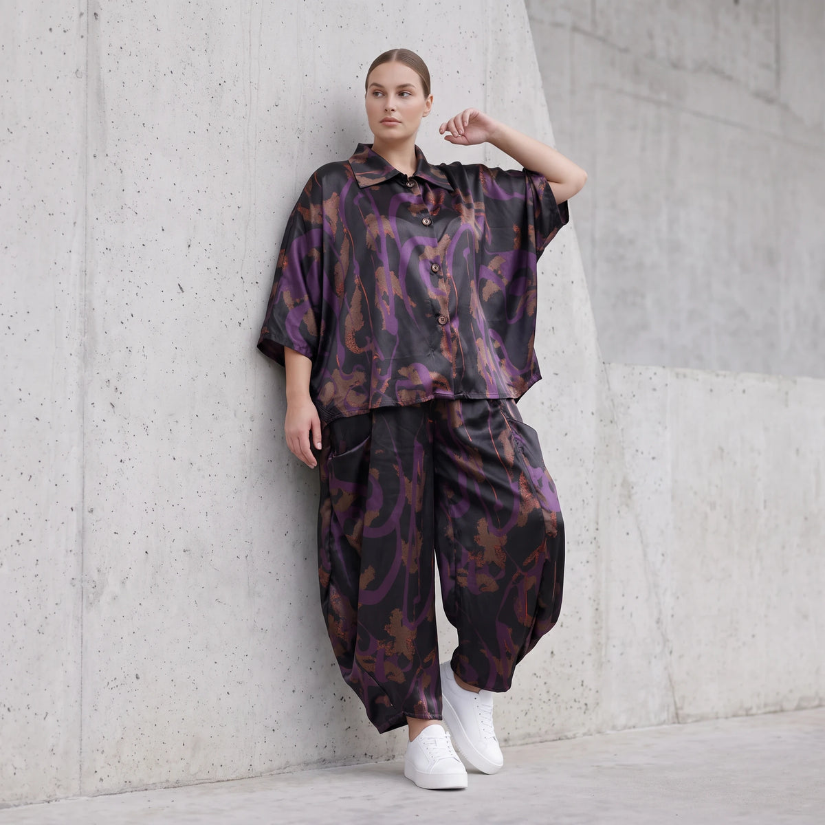 Ballonhose aus Satin in Schwarz/Violett/Braun mit abstraktem Printmuster und Elastikbund