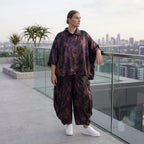 Ballonhose aus Satin in Schwarz/Violett/Braun mit abstraktem Printmuster und Elastikbund