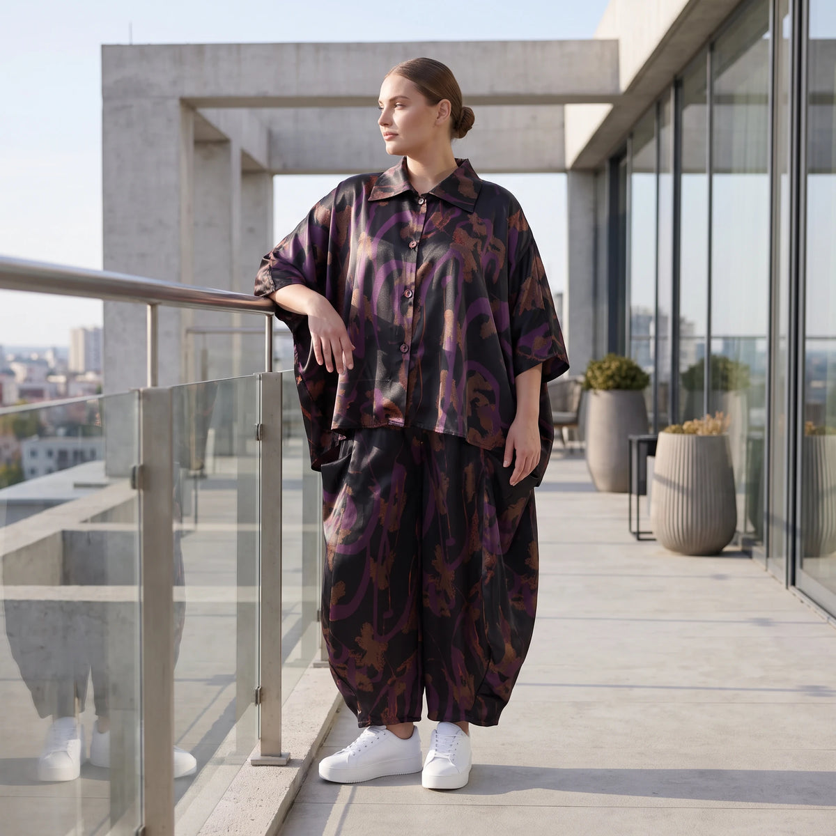 Ballonhose aus Satin in Schwarz/Violett/Braun mit abstraktem Printmuster und Elastikbund