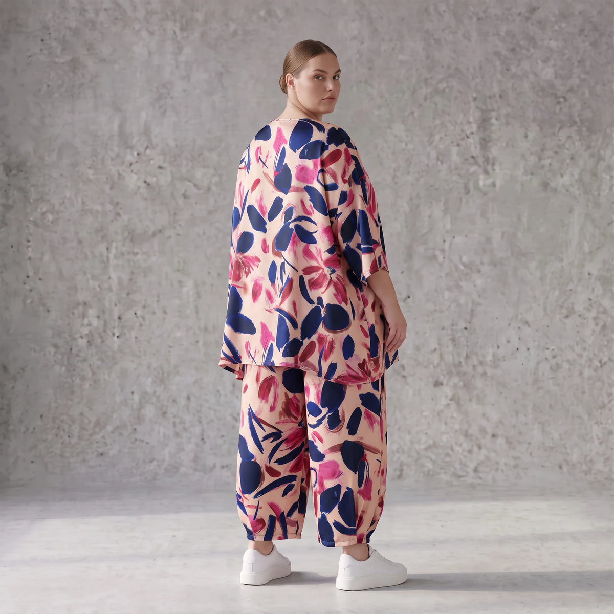 Satinshirt in Rose/Blau/Pink mit floralem Print in A-Linie fließend und weich fallend