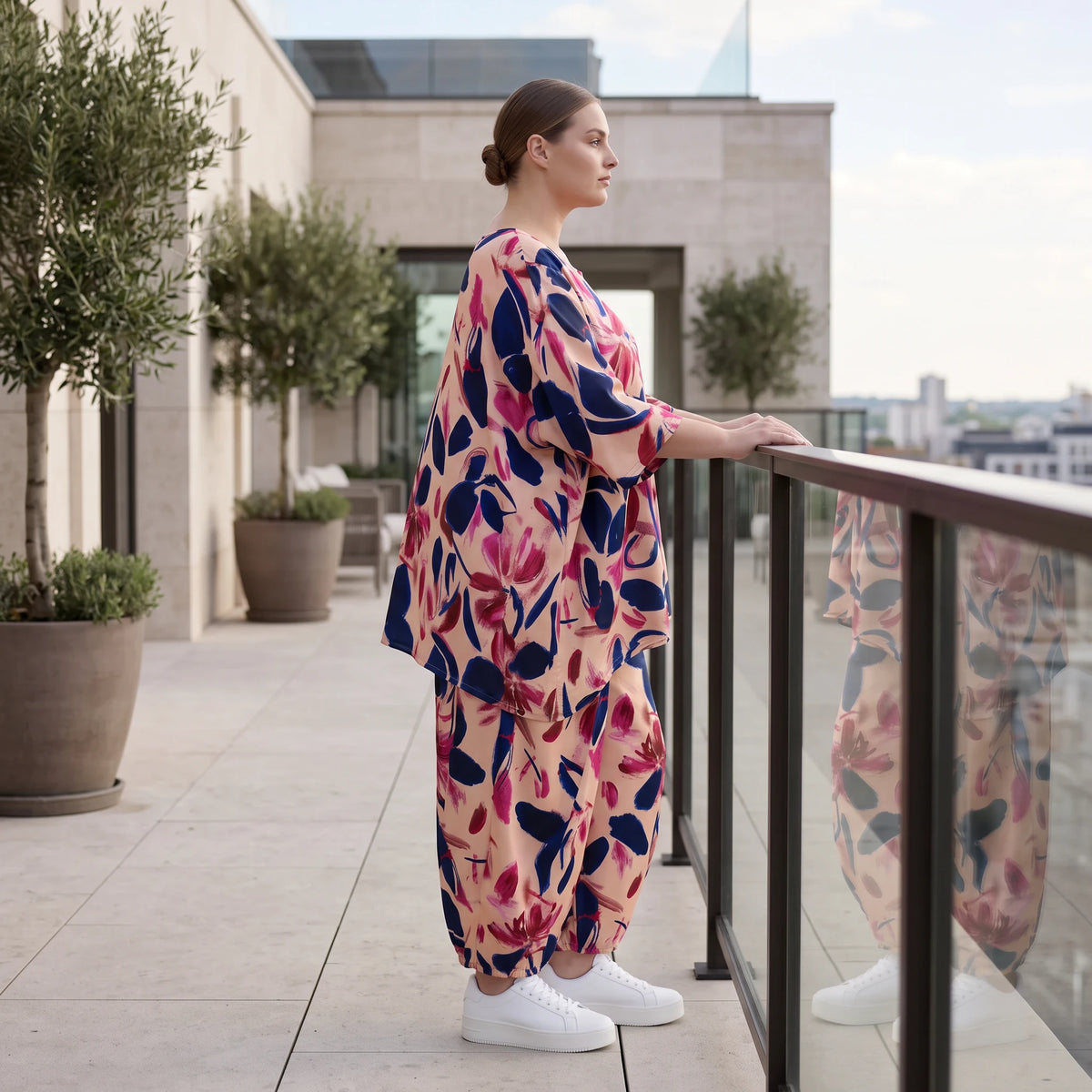 Satinshirt in Rose/Blau/Pink mit floralem Print in A-Linie fließend und weich fallend