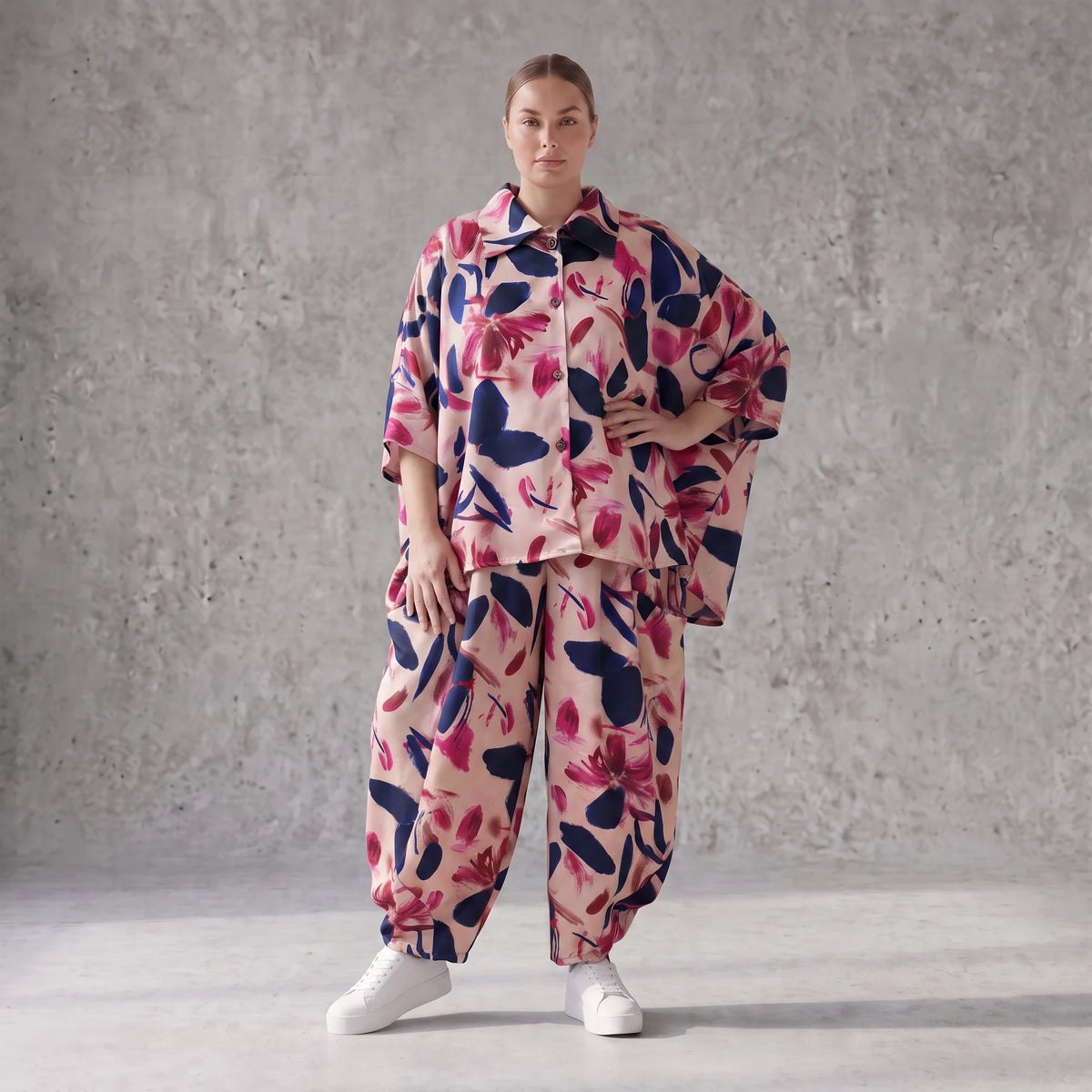 Satinbluse mit floralem Rose/Blau/Pink Print Hemdkragen Knopfleiste in gerundeter Form