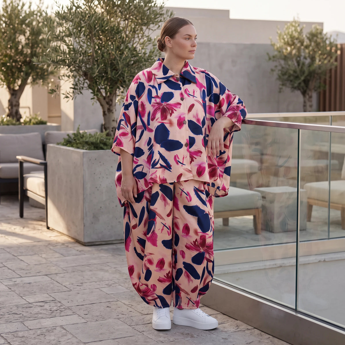 Satinbluse mit floralem Rose/Blau/Pink Print Hemdkragen Knopfleiste in gerundeter Form