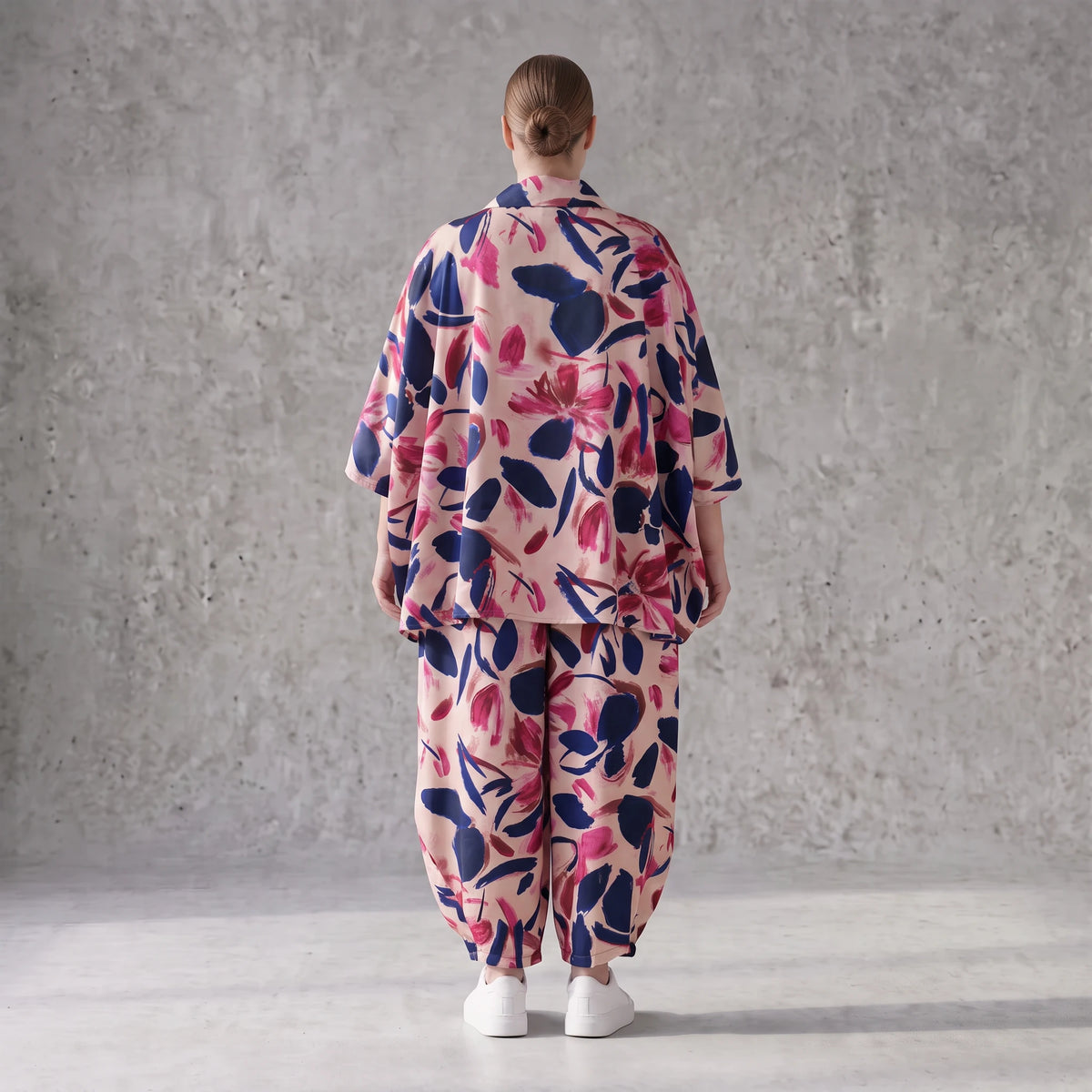 Satinbluse mit floralem Rose/Blau/Pink Print Hemdkragen Knopfleiste in gerundeter Form