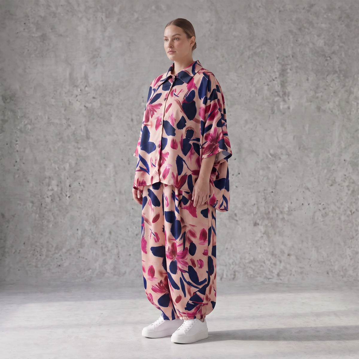 Satinbluse mit floralem Rose/Blau/Pink Print Hemdkragen Knopfleiste in gerundeter Form