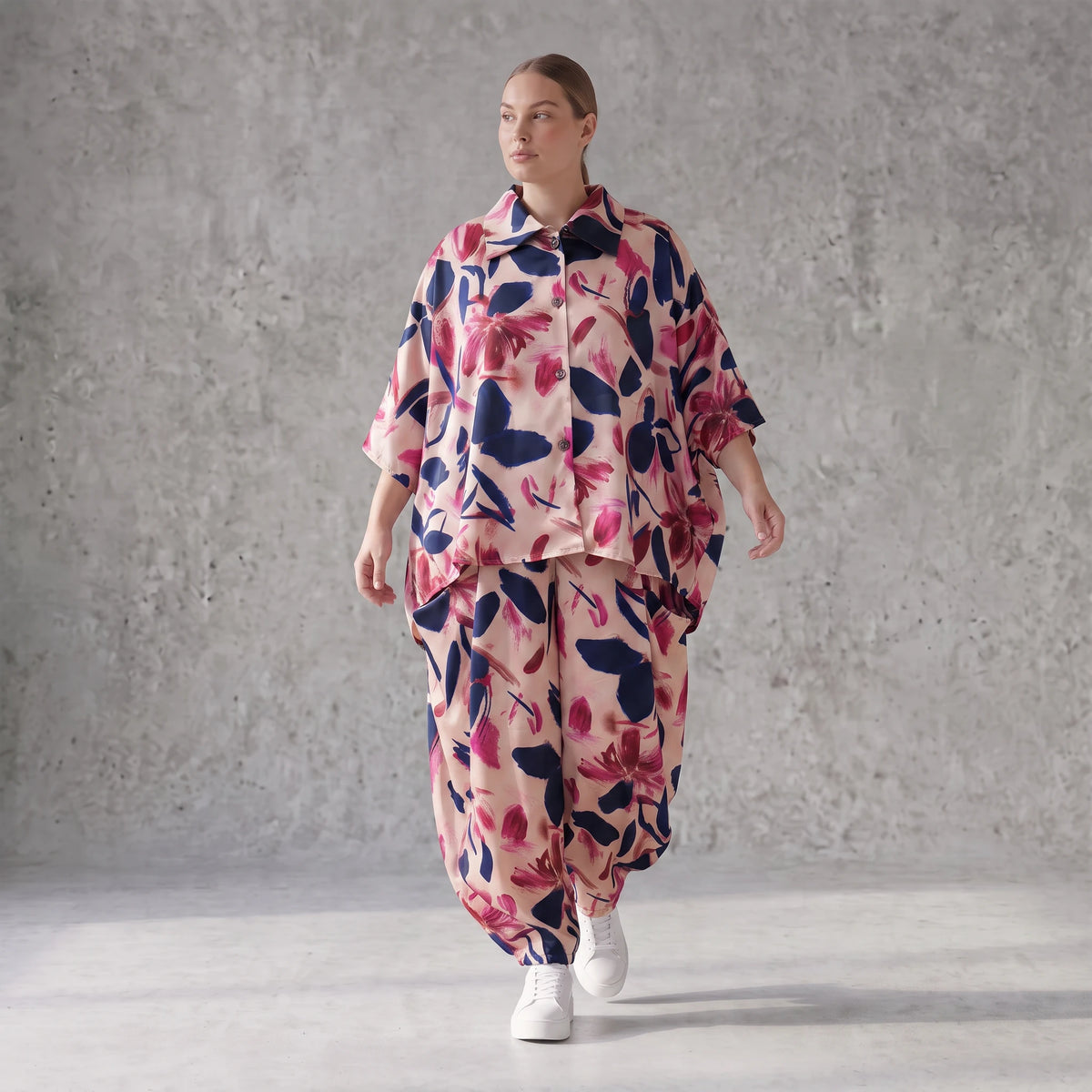 Satinbluse mit floralem Rose/Blau/Pink Print Hemdkragen Knopfleiste in gerundeter Form