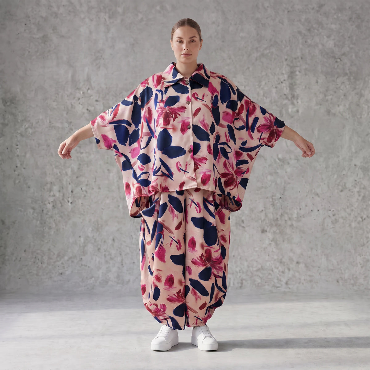 Satinbluse mit floralem Rose/Blau/Pink Print Hemdkragen Knopfleiste in gerundeter Form