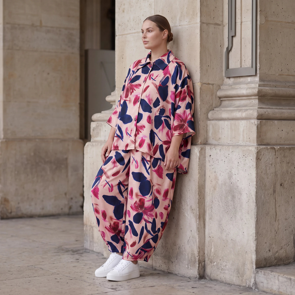 Satinbluse mit floralem Rose/Blau/Pink Print Hemdkragen Knopfleiste in gerundeter Form