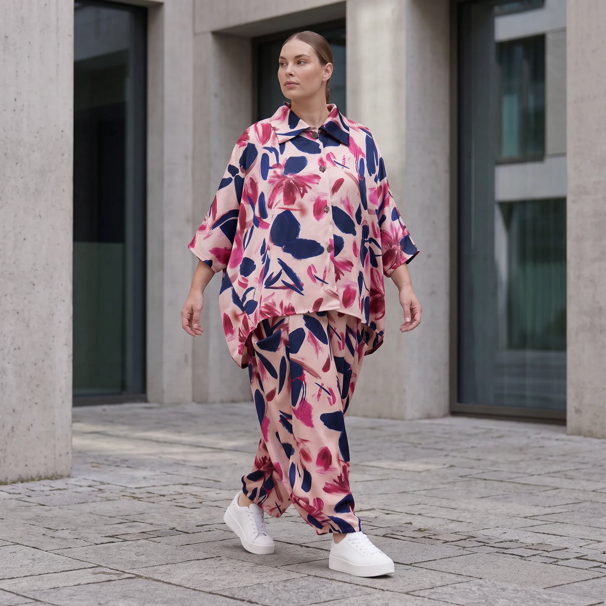 Satinbluse mit floralem Rose/Blau/Pink Print Hemdkragen Knopfleiste in gerundeter Form