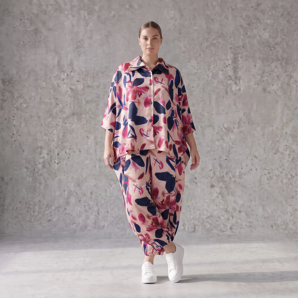 Ballonhose aus Satin mit Blumenprint in Rose/Blau/Pink mit Gummibund und Beuteltaschen