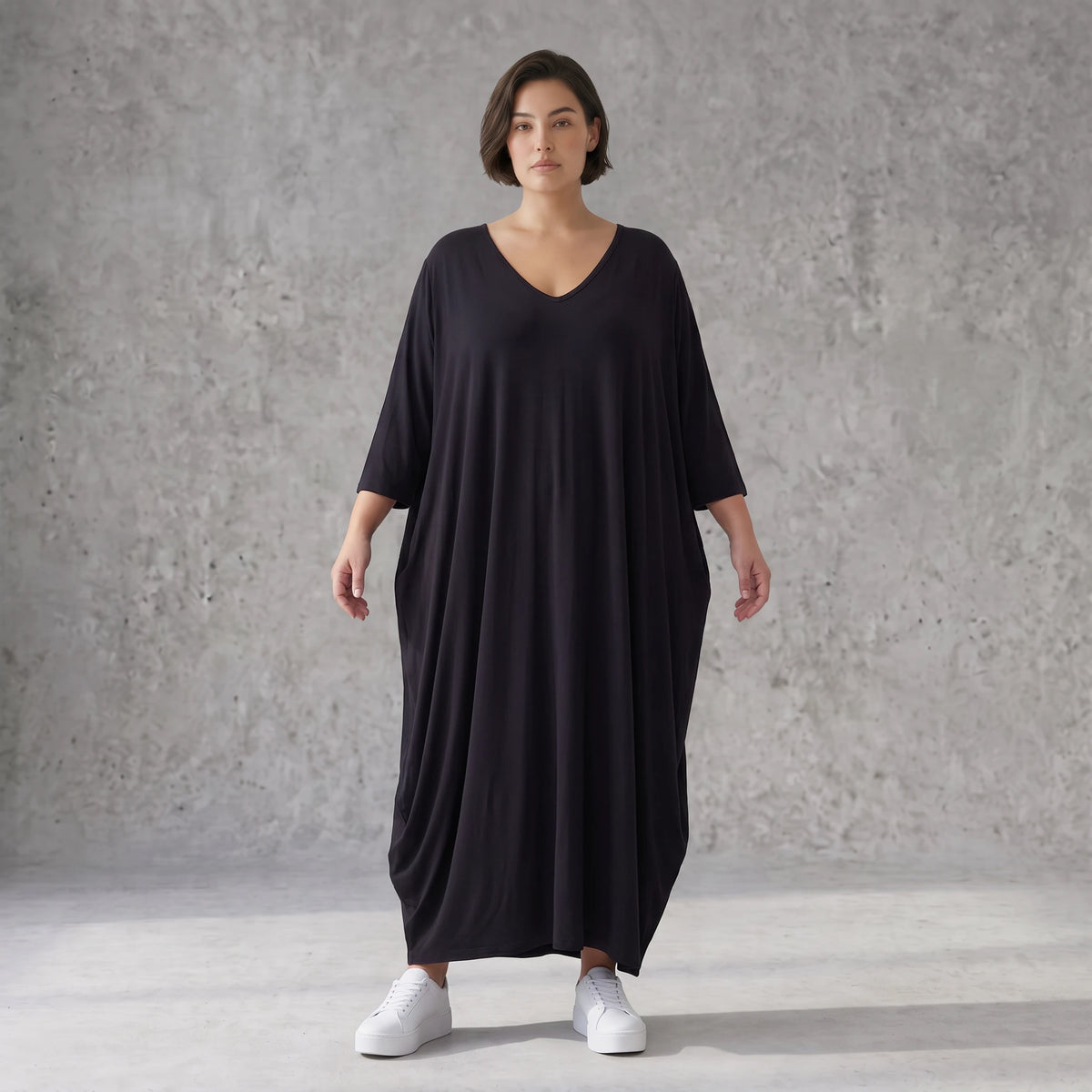 Schwarzes Ballonkleid aus Stretchjersey mit Rundhalsausschnitt und Langarm zeitlos