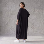Schwarzes Ballonkleid aus Stretchjersey mit Rundhalsausschnitt und Langarm zeitlos