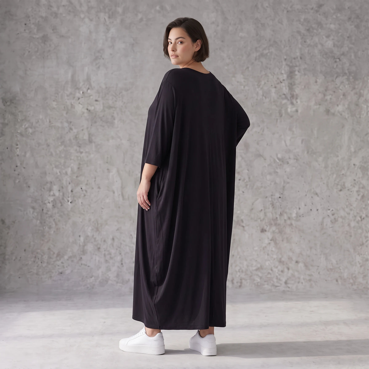 Schwarzes Ballonkleid aus Stretchjersey mit Rundhalsausschnitt und Langarm zeitlos