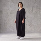 Schwarzes Ballonkleid aus Stretchjersey mit Rundhalsausschnitt und Langarm zeitlos