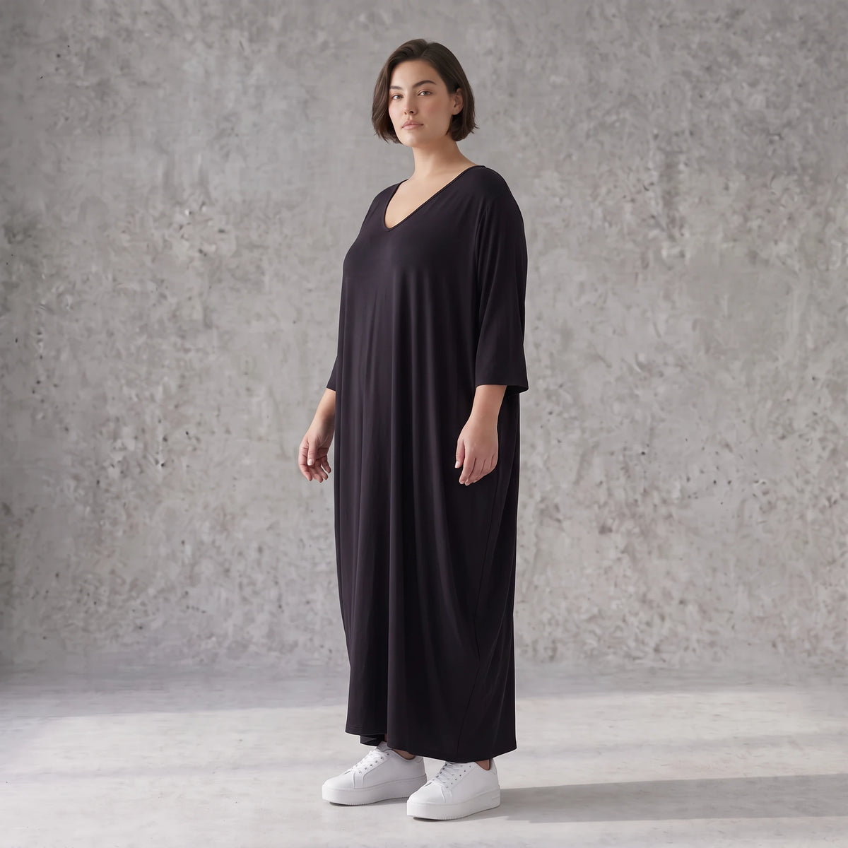 Schwarzes Ballonkleid aus Stretchjersey mit Rundhalsausschnitt und Langarm zeitlos