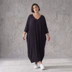 Schwarzes Ballonkleid aus Stretchjersey mit Rundhalsausschnitt und Langarm zeitlos