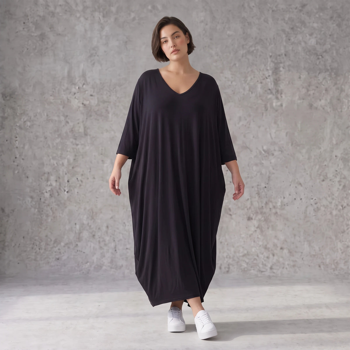 Schwarzes Ballonkleid aus Stretchjersey mit Rundhalsausschnitt und Langarm zeitlos