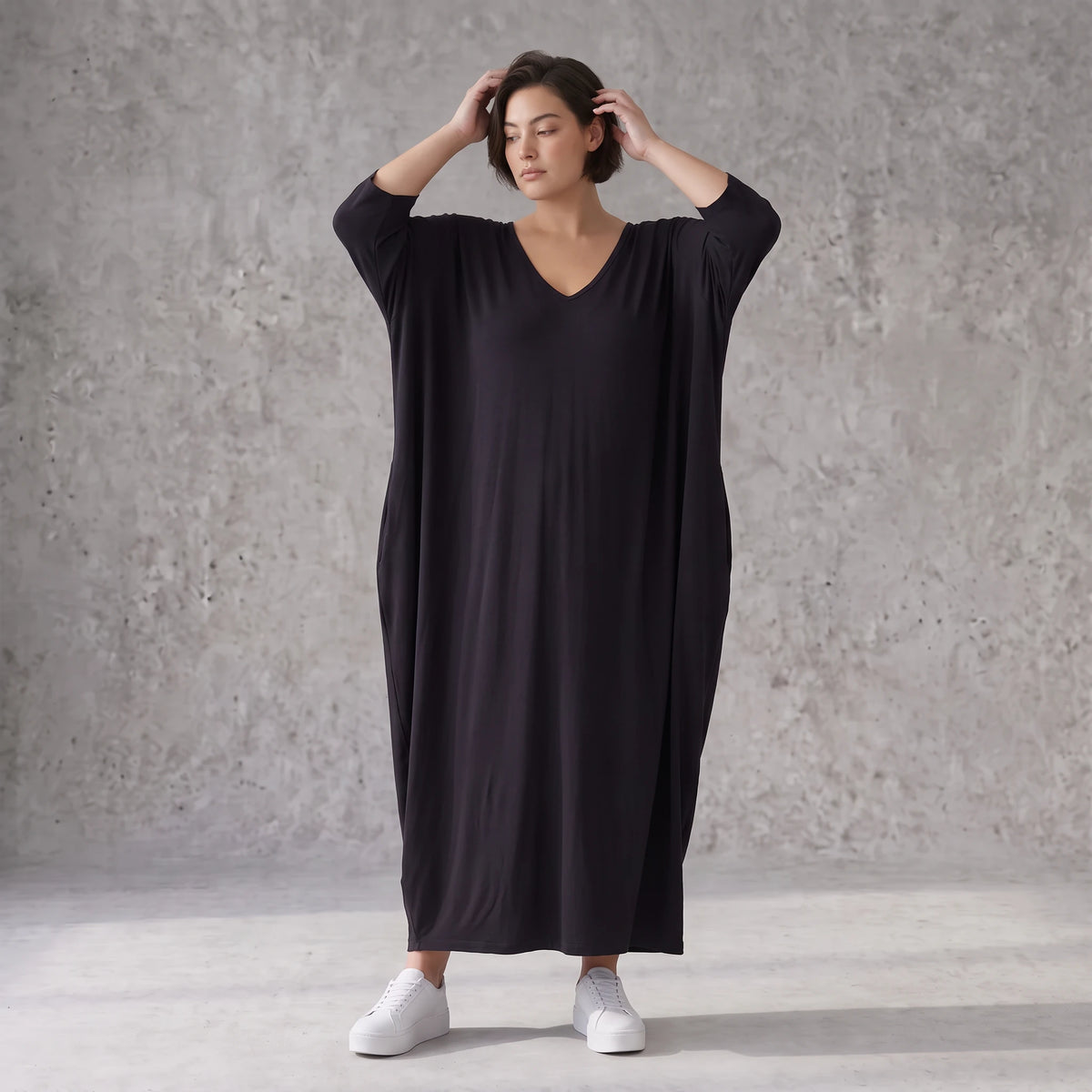 Schwarzes Ballonkleid aus Stretchjersey mit Rundhalsausschnitt und Langarm zeitlos