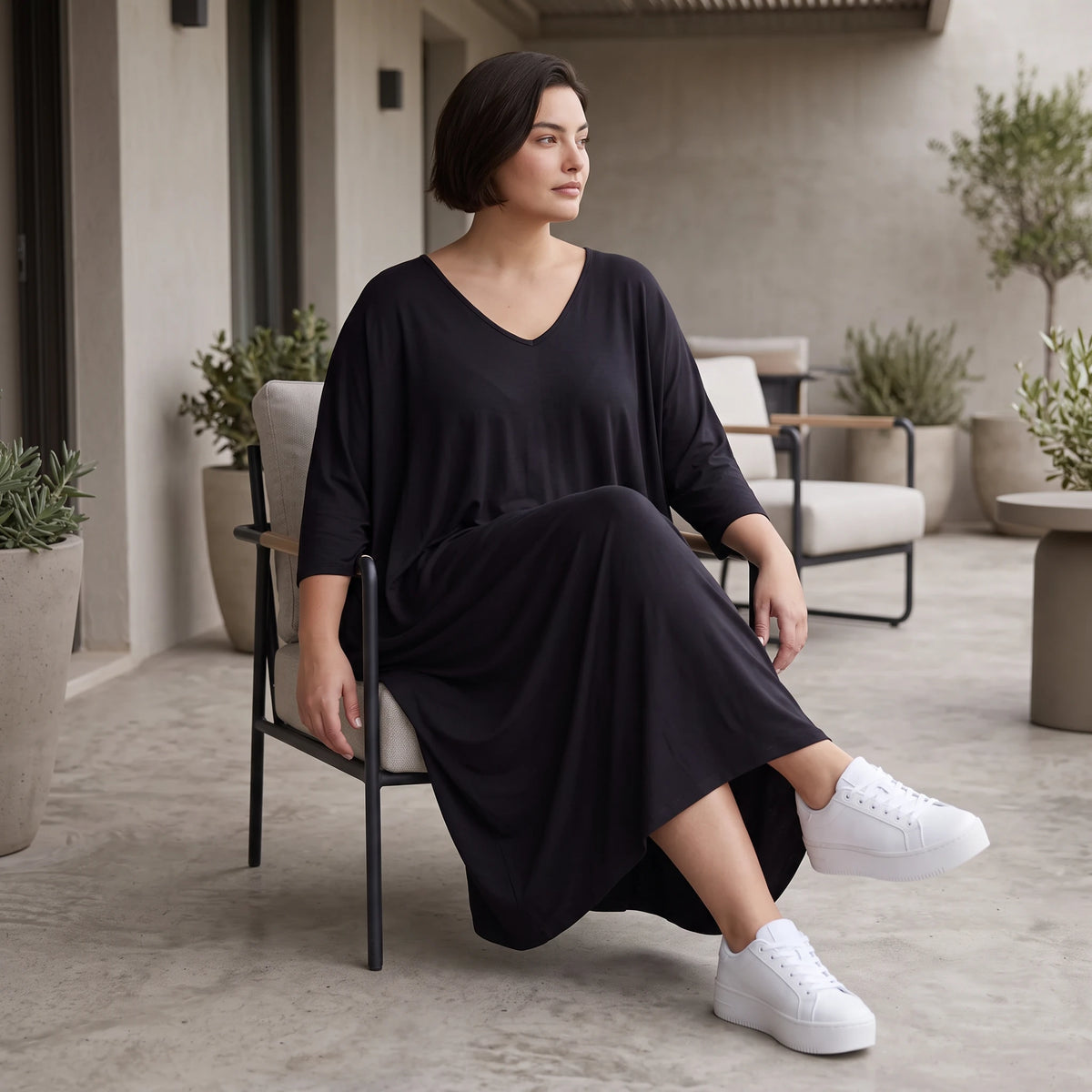 Schwarzes Ballonkleid aus Stretchjersey mit Rundhalsausschnitt und Langarm zeitlos