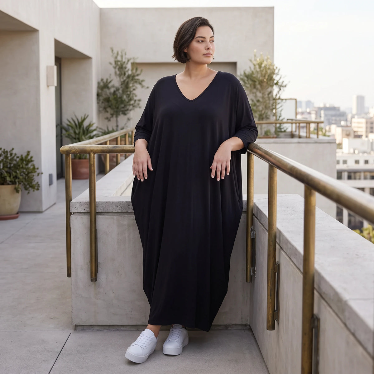 Schwarzes Ballonkleid aus Stretchjersey mit Rundhalsausschnitt und Langarm zeitlos