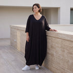 Schwarzes Ballonkleid aus Stretchjersey mit Rundhalsausschnitt und Langarm zeitlos