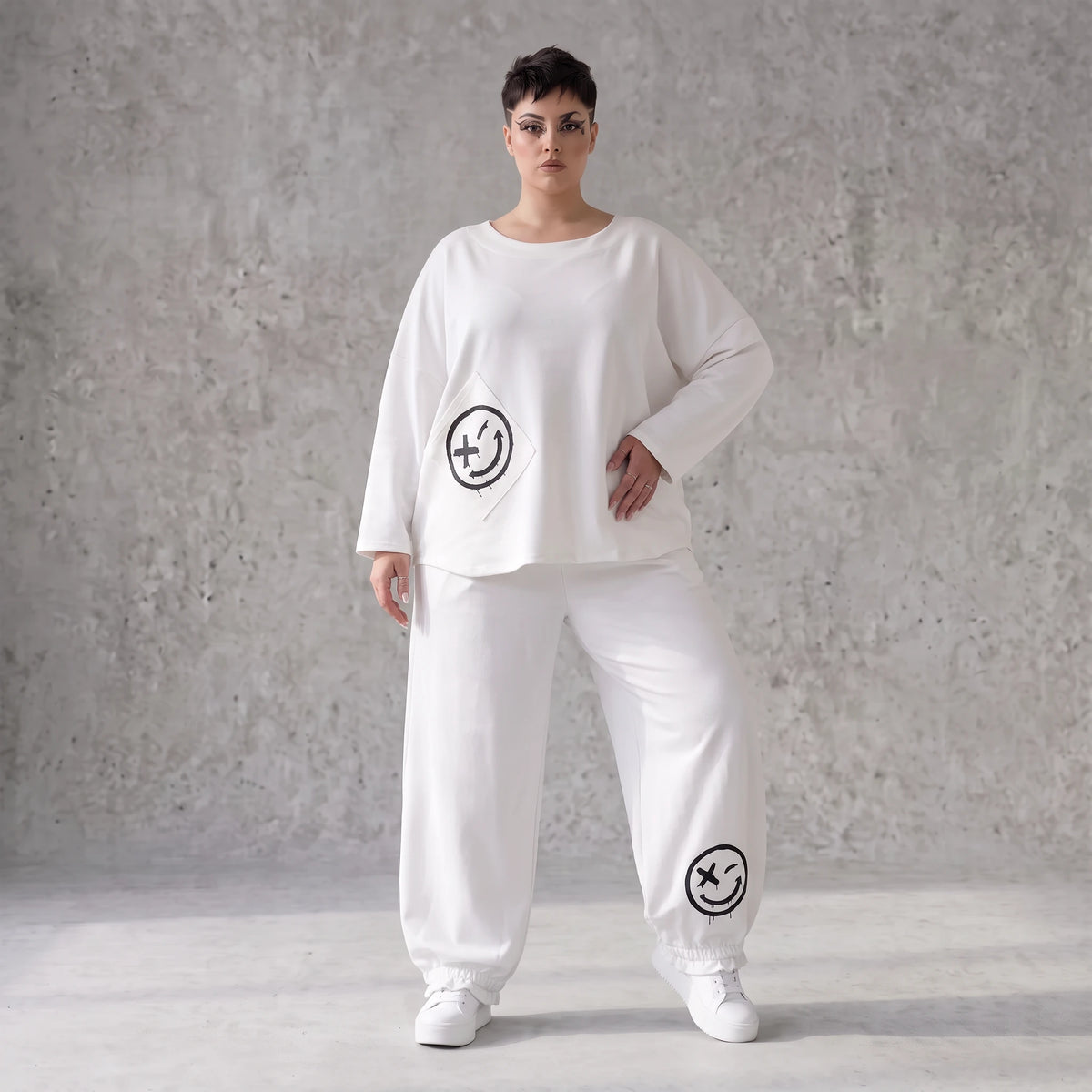 Oversizehose aus warmem French Terry mit Smileyprint gesmoktem Saum und Seitentaschen