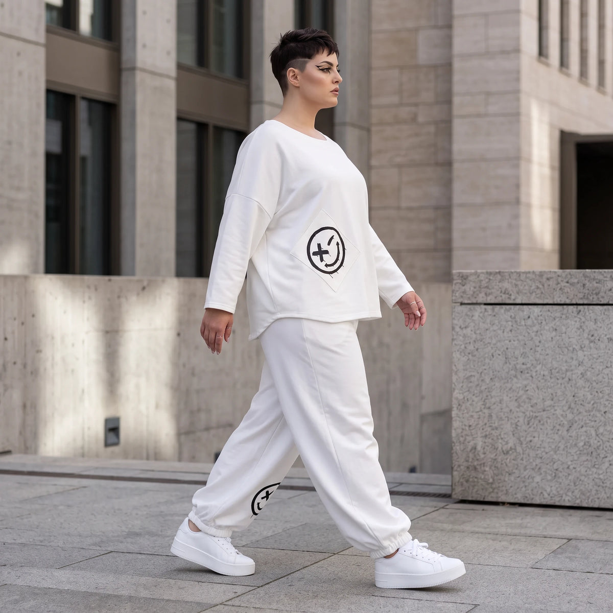 Oversizehose aus warmem French Terry mit Smileyprint gesmoktem Saum und Seitentaschen