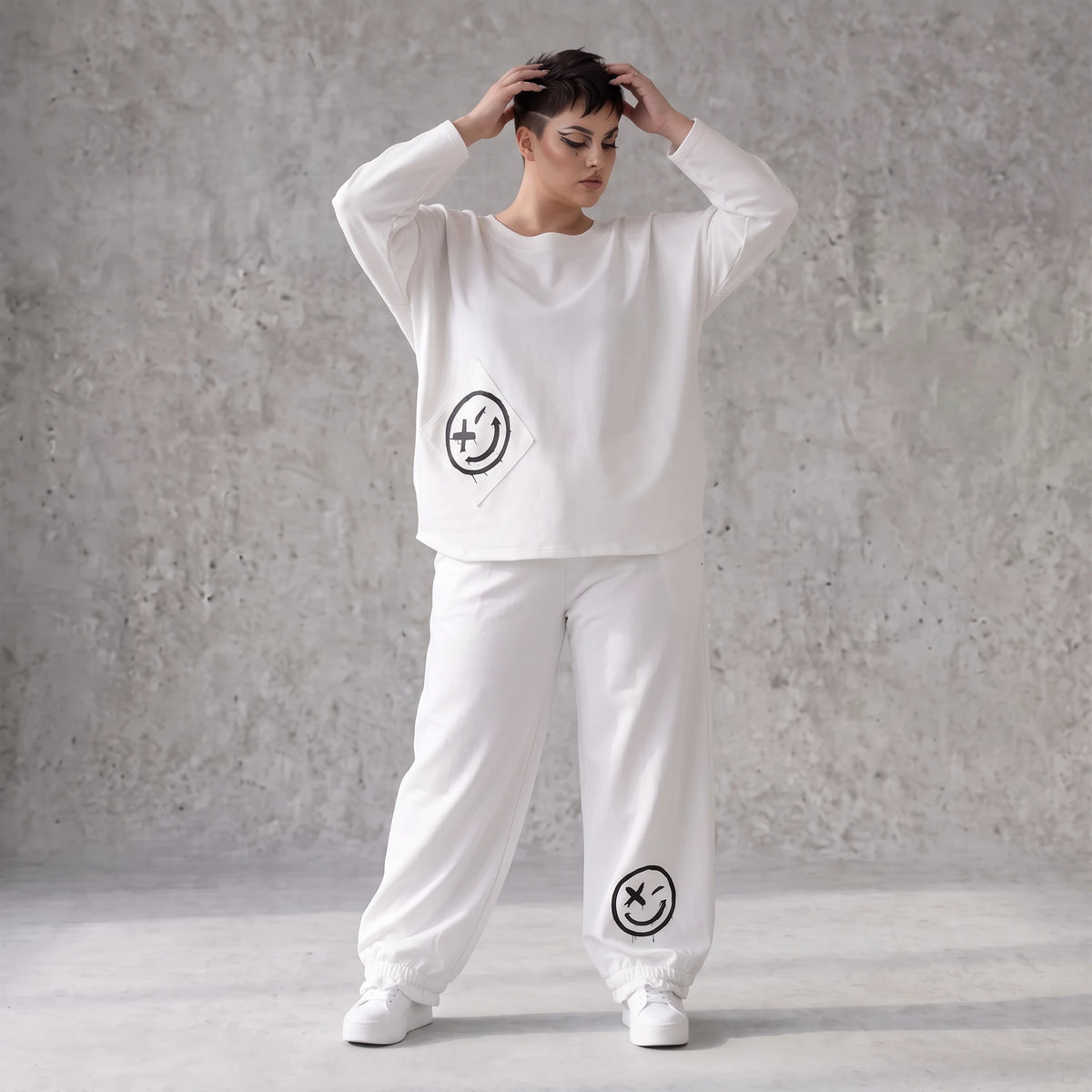 Oversizehose aus warmem French Terry mit Smileyprint gesmoktem Saum und Seitentaschen