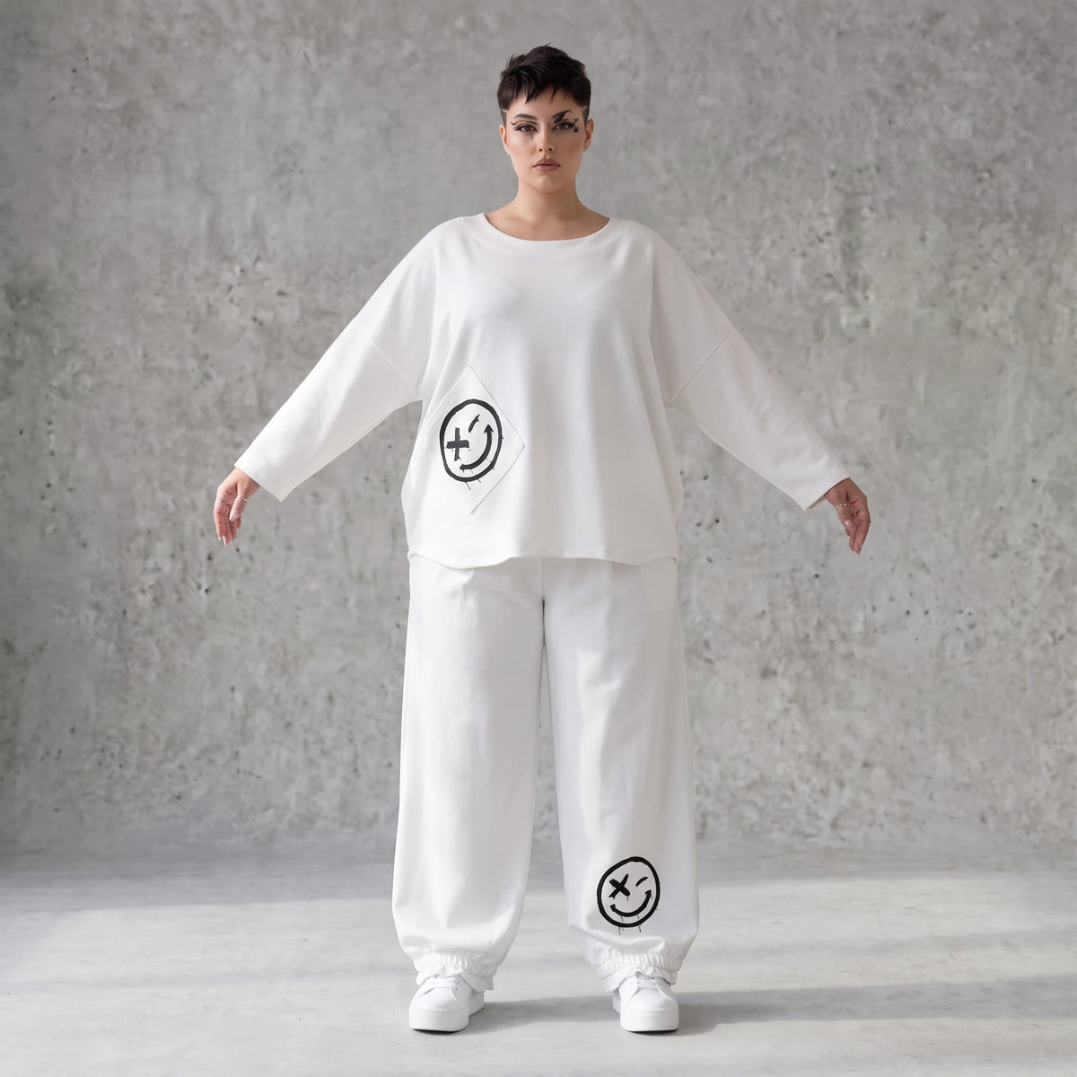 Oversizehose aus warmem French Terry mit Smileyprint gesmoktem Saum und Seitentaschen