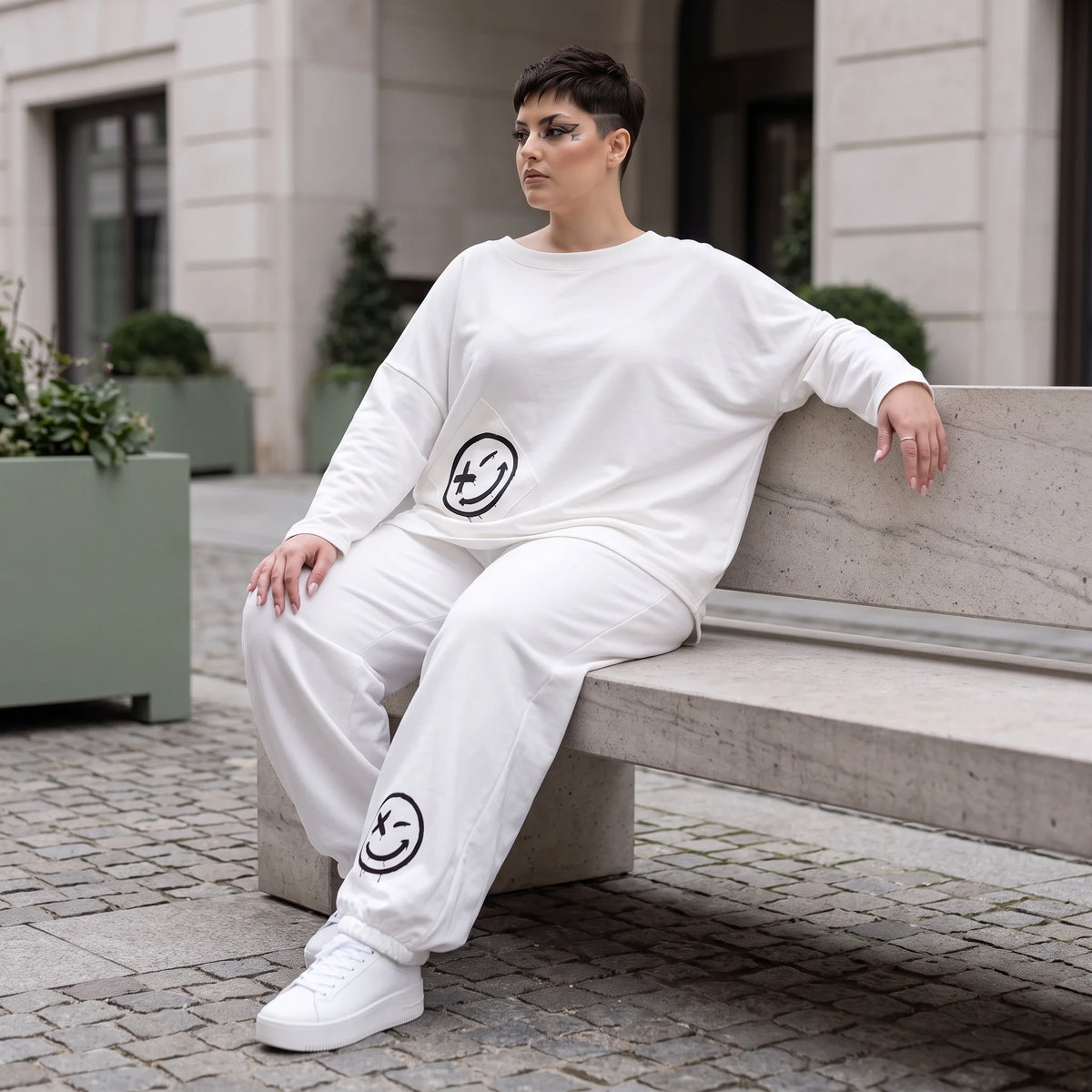 Oversizehose aus warmem French Terry mit Smileyprint gesmoktem Saum und Seitentaschen