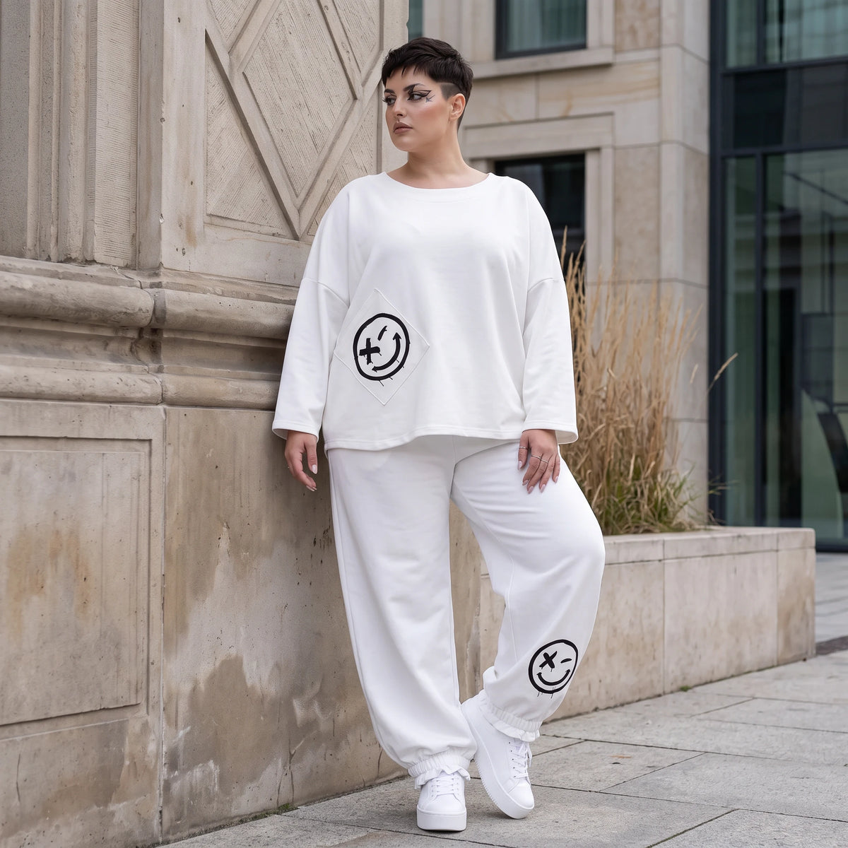 Oversizehose aus warmem French Terry mit Smileyprint gesmoktem Saum und Seitentaschen