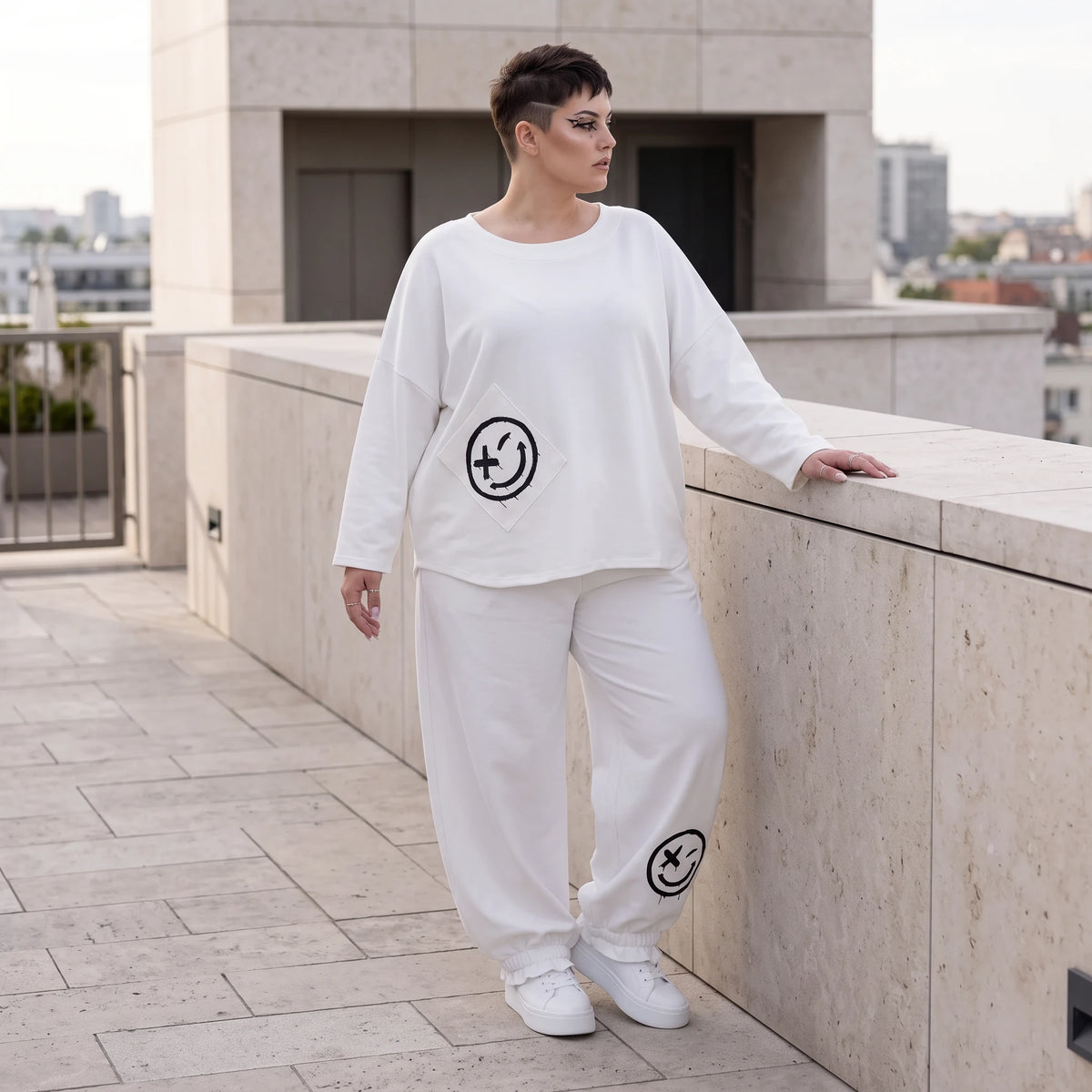 Oversizehose aus warmem French Terry mit Smileyprint gesmoktem Saum und Seitentaschen