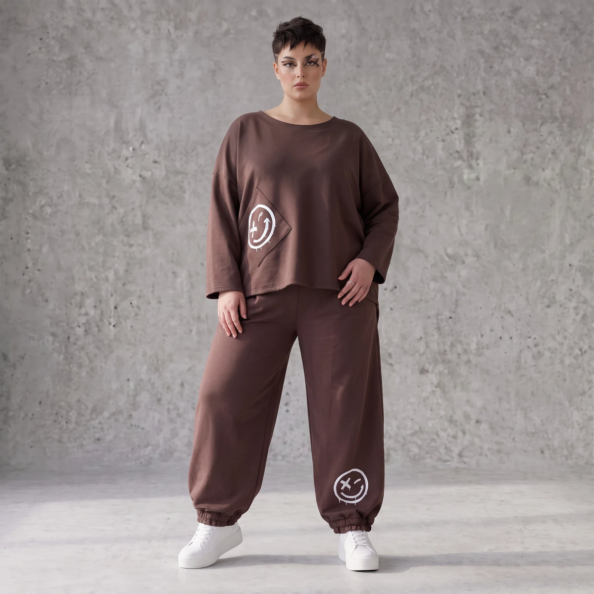 Lässige Oversizedhose aus French Terry mit Smileyprint und gesmoktem Saum extra lang