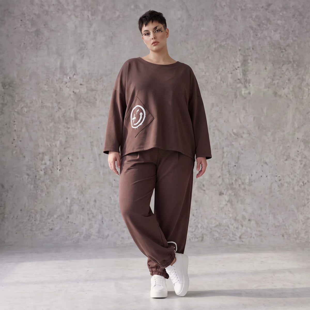Lässige Oversizedhose aus French Terry mit Smileyprint und gesmoktem Saum extra lang