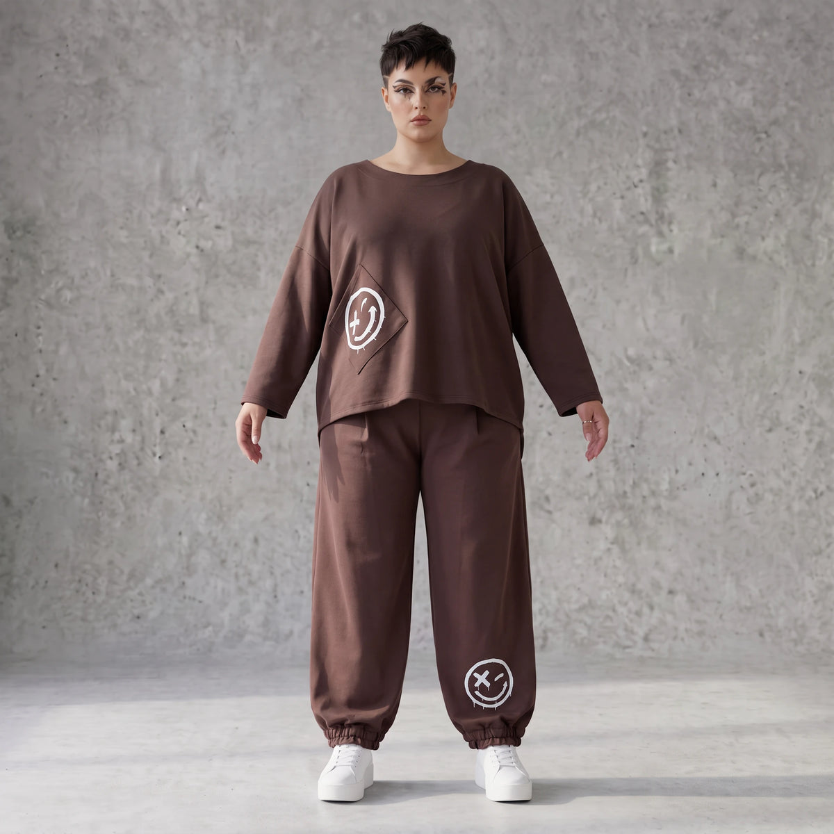 Lässige Oversizedhose aus French Terry mit Smileyprint und gesmoktem Saum extra lang