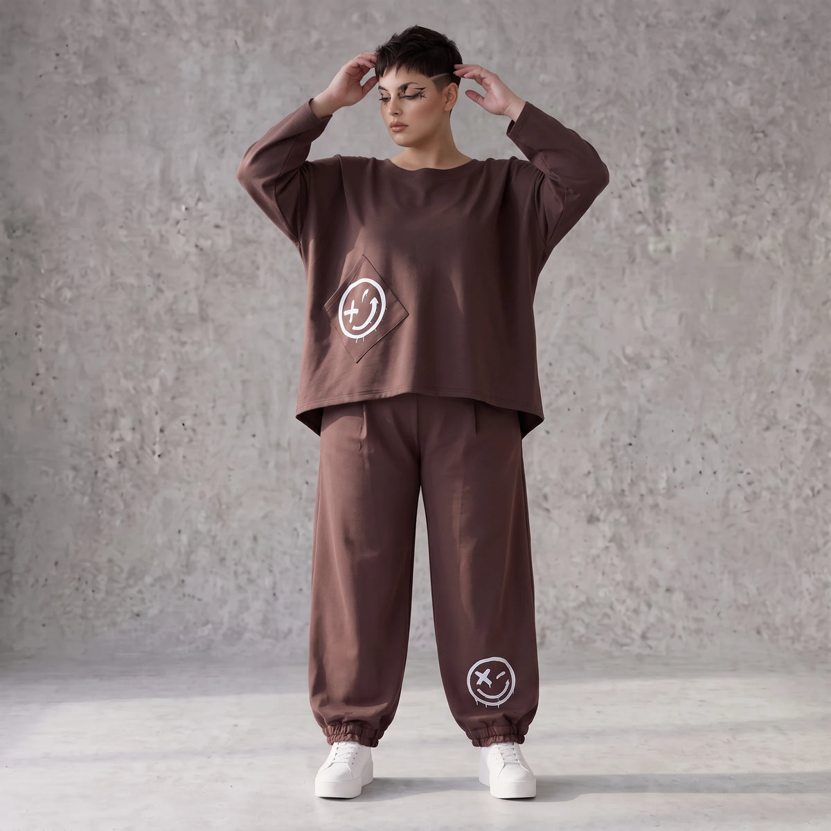 Lässige Oversizedhose aus French Terry mit Smileyprint und gesmoktem Saum extra lang