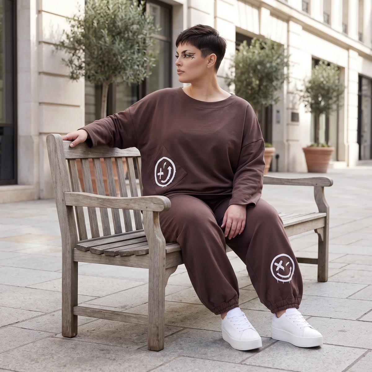 Lässige Oversizedhose aus French Terry mit Smileyprint und gesmoktem Saum extra lang