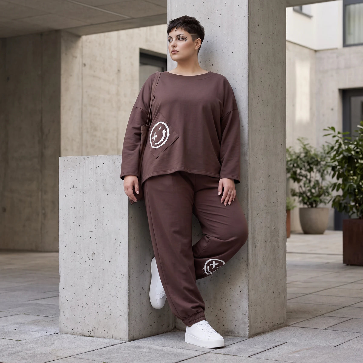 Lässige Oversizedhose aus French Terry mit Smileyprint und gesmoktem Saum extra lang