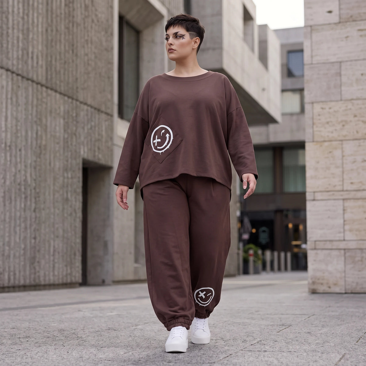 Lässige Oversizedhose aus French Terry mit Smileyprint und gesmoktem Saum extra lang