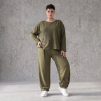 Olivgrüne Hose aus warmem French Terry mit Smiley Print gesmoktem Saum und langem Bein