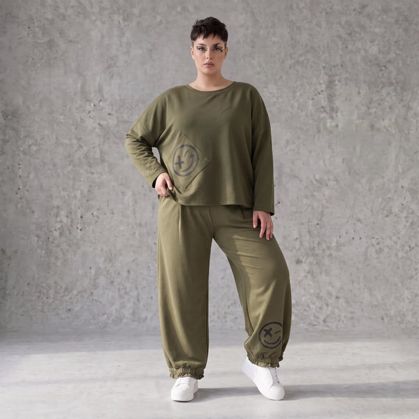 Olivgrüne Hose aus warmem French Terry mit Smiley Print gesmoktem Saum und langem Bein