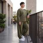 Olivgrüne Hose aus warmem French Terry mit Smiley Print gesmoktem Saum und langem Bein
