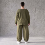 Olivgrüne Hose aus warmem French Terry mit Smiley Print gesmoktem Saum und langem Bein