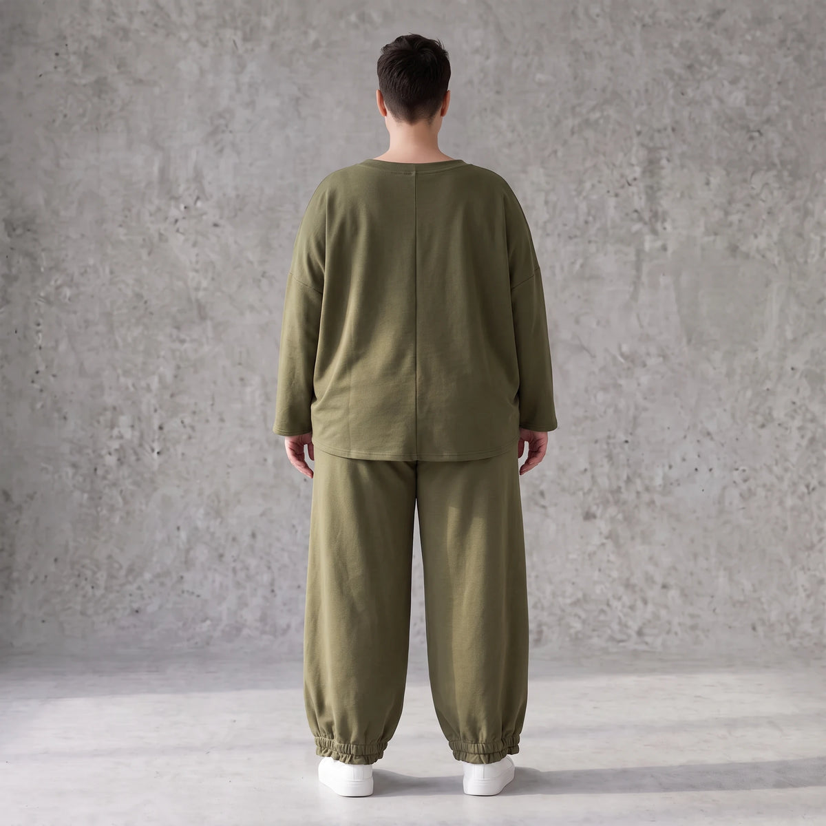 Olivgrüne Hose aus warmem French Terry mit Smiley Print gesmoktem Saum und langem Bein