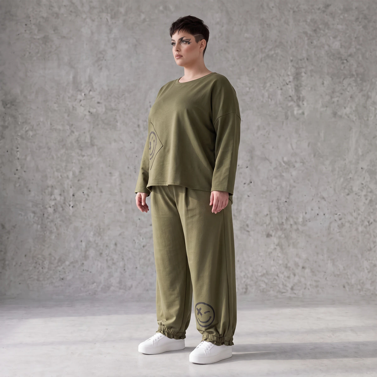Olivgrüne Hose aus warmem French Terry mit Smiley Print gesmoktem Saum und langem Bein