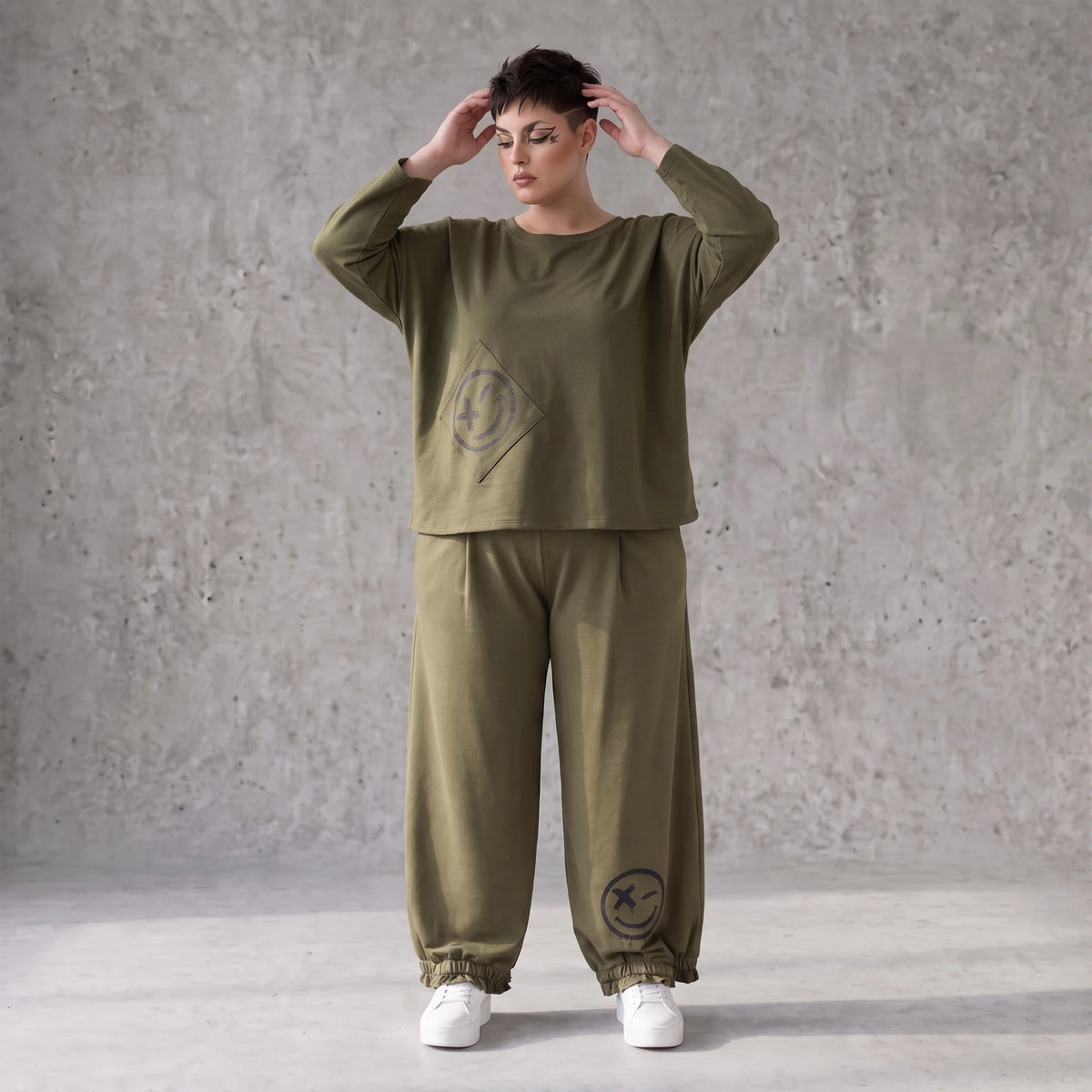 Olivgrüne Hose aus warmem French Terry mit Smiley Print gesmoktem Saum und langem Bein