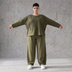 Olivgrüne Hose aus warmem French Terry mit Smiley Print gesmoktem Saum und langem Bein