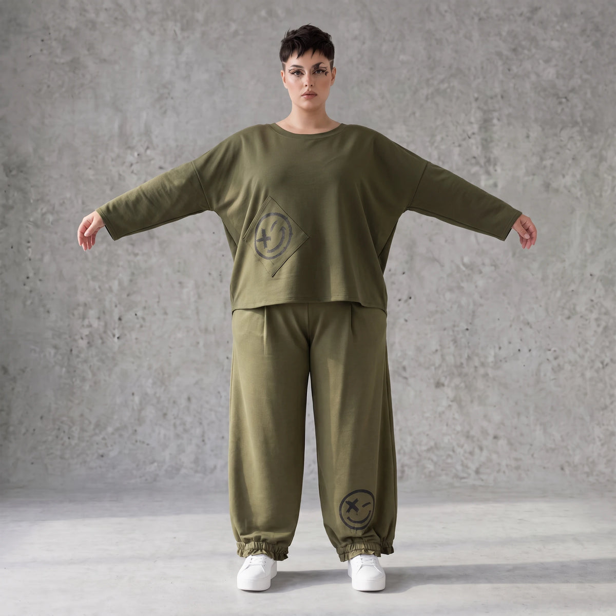 Olivgrüne Hose aus warmem French Terry mit Smiley Print gesmoktem Saum und langem Bein